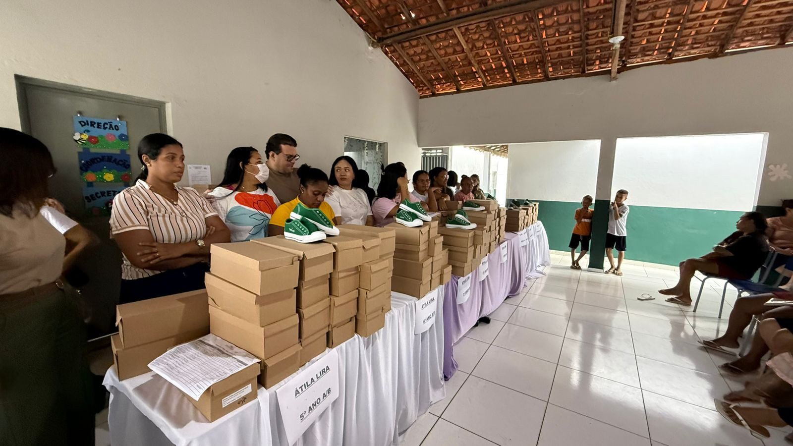 Prefeitura realiza entrega de 1.500 pares de tênis escolares para alunos da rede municipal